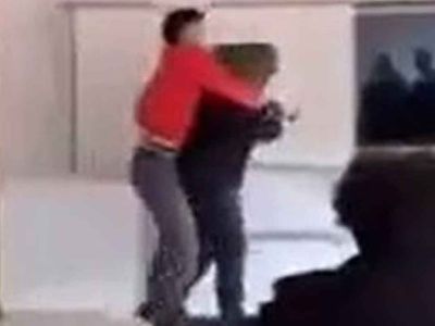 Fenomen olma uğruna alçalan gençlik: Öğretmenin başına poşet geçiren öğrencinin bu görüntüleri tepki aldı!