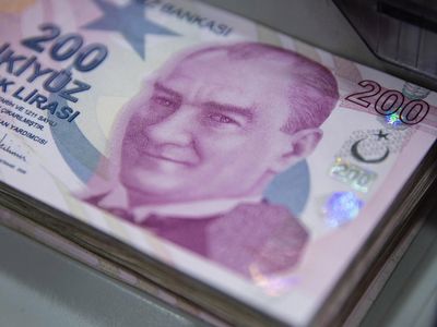 Fitch Ratings, Türkiye’nin kredi notunu bir kez daha yükseltti: Zam bekleyenler için Asgari ücret zammı çıkışı yaptılar
