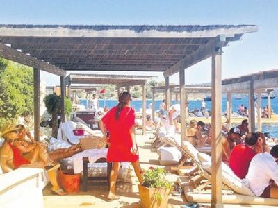 Fiyatlar Cep Yakıyor! Bodrum'da Ünlülerin Tercih Ettiği Plajların Ücret Tarifesi Belli Oldu