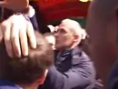 Fransa Cumhurbaşkanı Emmanuel Macron'a domatesli saldırı!