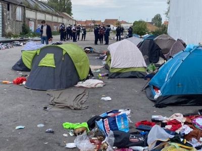 Fransa Yasadışı Olarak Nitelendirdiği Göçmen Kampını Dağıttı