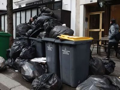 Fransa’da ayaklanma başladı: Paris çöp şehre döndü