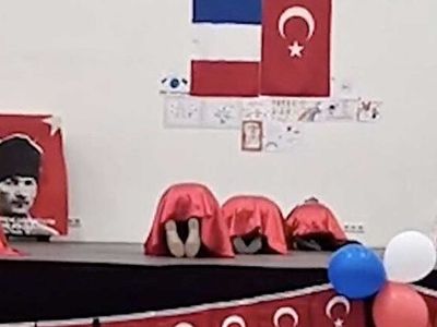 Fransa'da bir Türk okulunda skandal görüntü: Atatürk'e secde ettirdiler