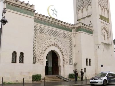Fransa'da Camii Kapatıldı, Halk Hükümete Tepki Gösterdi!