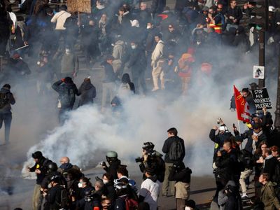 Fransa’da emeklilik reformu krizi büyüyor: Gösterilerde çok sayıda kişi yaralandı