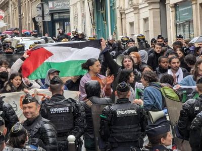 Fransa'da liseler Gazze için sokağa çıkıyor: Protestolar ateşkes talebiyle yayılıyor