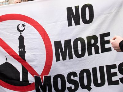 Fransa'da tehlikeli provokasyon: Mescidin kapısına islamofobik yazı