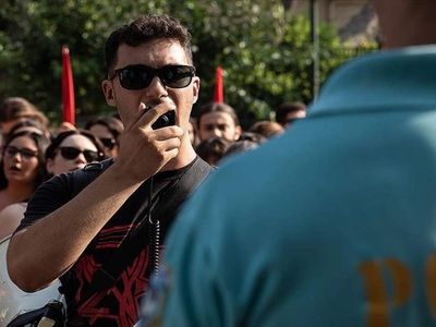 Fransa’daki gösteriler Yunanistan’a sıçradı: Büyükelçiliğin önünde büyük protesto
