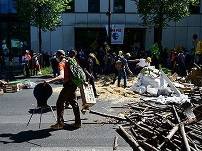 Fransiz Polisi Milletvekili'ne Sert Muamele Gösterdi