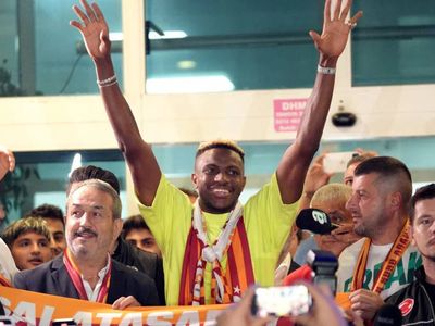 Futbol dünyası Galatasaray’ı konuşuyor: Victor Osimhen, İstanbul’a geldi