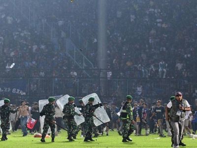 Futbol maçında korkunç izdiham: 174 kişi hayatını kaybetti