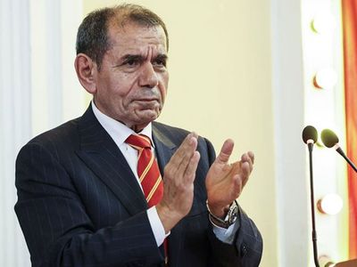 Galatasaray Başkanı Dursun Özbek, takımın yeni teknik direktörü Okan Buruk hakkında dikkat çeken açıklamalara yer verdi!