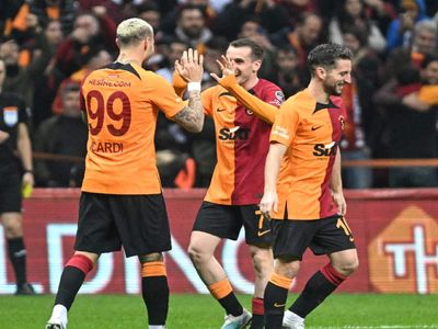 Galatasaray dolu dizgin devam ediyor: Üst üste 9. galibiyet geldi! Okan Buruk tarihe geçti