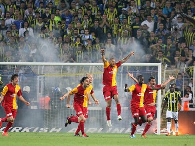 Galatasaray, Ezeli Rakibine Emre Altuğ'un Şarkısıyla Gönderme Yaptı