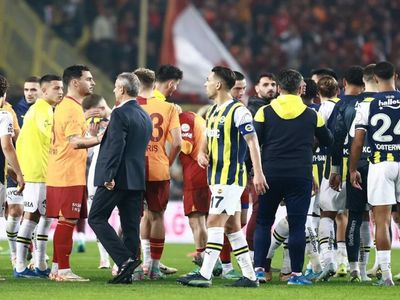 Galatasaray  ve Fenerbahçe yurda dönüyor: Süper Kupa maçı oynanmayacak 