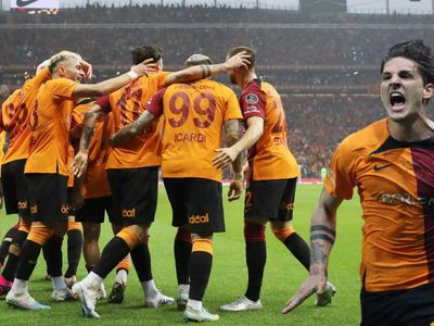 Galatasaray Fenerbahçe’yi sildi süpürdü: Şampiyonluk kutlamaları derbi galibiyetiyle alevlendi