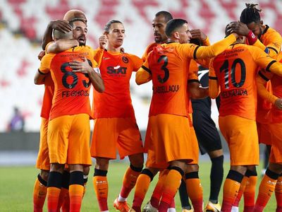 Galatasaray Forması Giyen Sofiane Feghouli, Fenerbahçeli Mesut Özil'den Nefret Ettiğini Açıkladı!
