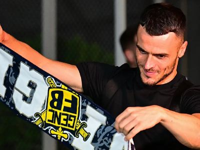 Galatasaray istedi Fenerbahçe aldı: Filip Kostic İstanbul’da sarı lacivertli formayla poz verdi