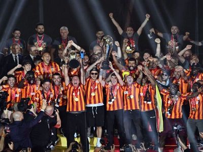 Galatasaray, Rams Park’ta 3 kupayla şov yaptı: Gökyüzündeki gösteri taraftarı büyüledi