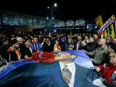 Galatasaray ve Fenerbahçe maça çıkmadı: Taraftarlar havalimanına akın etti