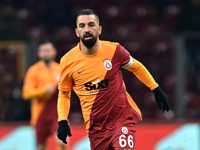 Galatasaray’da Arda Turan futbolu bırakıp bırakmayacağı yönünde henüz bir karar almadığını açıkladı