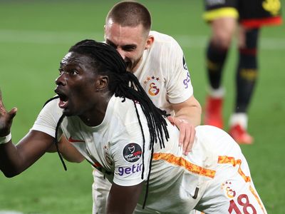 Galatasaray'da Bafetimbi Gomis'ten yeni sezon öncesi iddialı sözler! Rakip taraftarlara alay konusu oldu