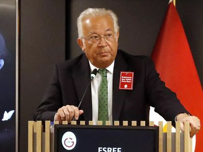 Galatasaray'da başkan adayı olması beklenen Eşref Hamamcıoğlu, gerçekleştirilen seçimde aday olup olmayacağı konusunda ekibiyle birlikte bir karar alacağını açıkladı