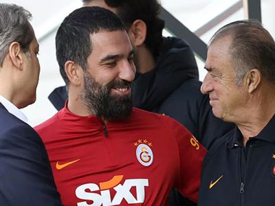 Galatasaray'da Burak Elmas Arda Turan'ın Takımdaki Geleceğini Açıkladı!