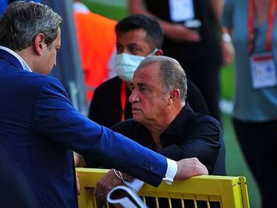 Galatasaray'da Burak Elmas, takımın eski teknik adamı Fatih Terim'i Barcelona maçına davet etti!