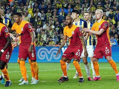 Galatasaray'da Fenerbahçe karşısında alınan mağlubiyet sonrası Patrick Van Aanholt'a tepkiler gelmiş!