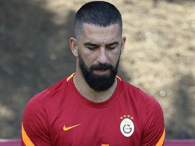Galatasaray'da futbolu bırakacağı konuşulan Arda Turan yaptığı sosyal medya paylaşımla büyük ses getirdi