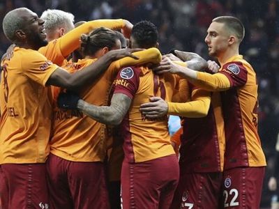 Galatasaray'da Ryan Babel'in iç transferi için maaşında indirime gidildi! Hollandalı futbolcu önerilen rakama razı oldu