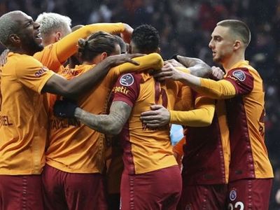 Galatasaray'dan ayrılan Ryan Babel, Eyüpspor'a mı transfer oldu? Futbolcu yeni takımının formasını sırtına geçirdi
