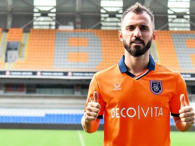 Galatasaray'ın eski futbolcularından olan ve son olarak Medipol Başakşehir formasını terleten Emre Çolak hangi takıma transfer oldu? Futbolcu Spor Toto 1. Lig ekiplerinden Eyüpspor ile anlaştı