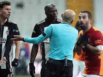 Galatasaray'ın futbolcusu Arda Turan,  FIFA 2022 Dünya Kupası'nda yer almayan Cüneyt Çakır'a destek verdi!