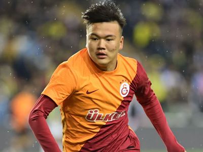 Galatasaray'ın genç yeteneği Beknaz Almazbekov A takımda görev alabilecek!