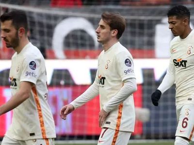 Galatasaray'ın Süper Lig'de Gaziantep FK'ya yenilmesi sonrası takımda küme düşme stresi geri geldi!