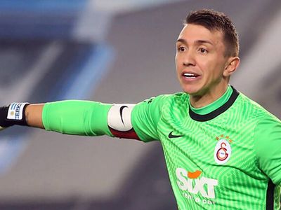 Galatasaraylı Fernando Muslera, vatandaşı Luis Suarez ile Fenerbahçe'ye transferi hakkında konuşmadığını açıkladı