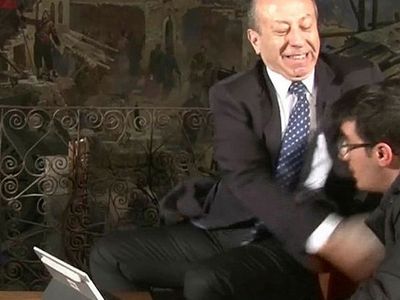 Gazeteci Muharrem Sarıkaya’dan Tepki Toplayan Hareket! Canlı Yayında Ses Teknikerini Tokatladı