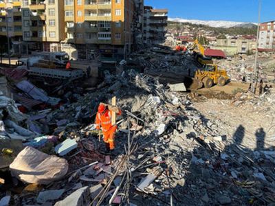 Gaziantep’te korku dolu anlar: Hasarlı iki bina çöktü, yaralananlar var