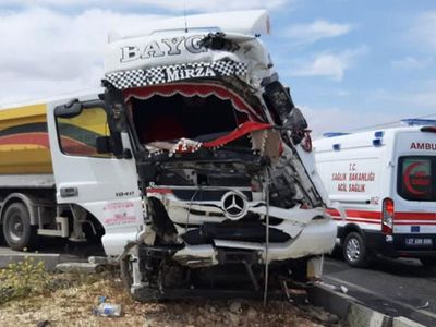 Gaziantep’te Tırlar Çarpıştı: 2 Yaralı