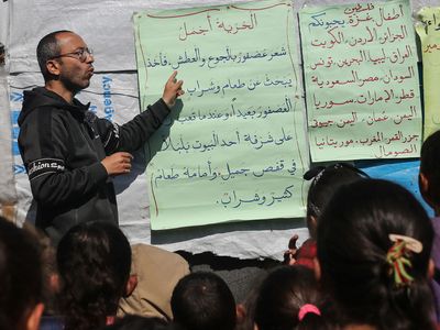 Gazzeli öğretmen Al-Khudari savaşın ortasında çocuklara eğitim vermeye devam ediyor!