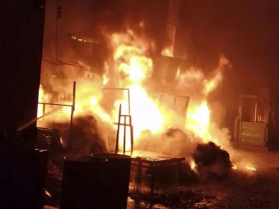 Uşak'ta gece geç saatlerde çıkan yangın korku dolu anlar yaşattı
