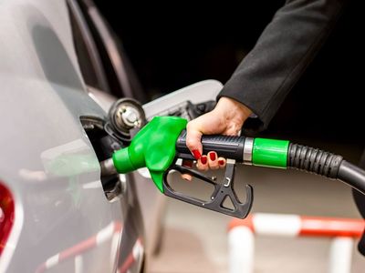 Gece yarısından itibaren geçerli olacak: Benzin ve motorine indirim
