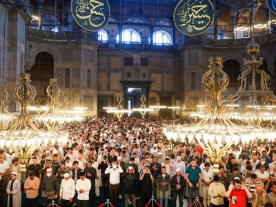 Geceden dolmaya başladı: Binlerce kişi Ayasofya camiinde bayram namazı kıldı