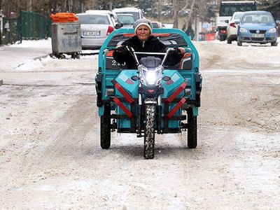 Geçimini Sağladığı Motosikleti Çalınan Kadını, Bakan Kurum'un Hediyesi Sevindirdi!