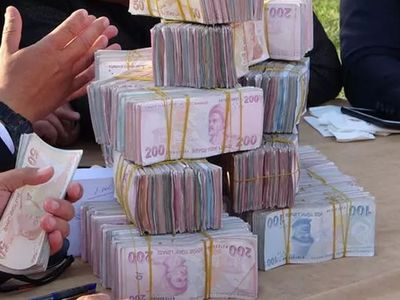 Gelin ve damadı görenler şok oldu! Son zamanların en çok takı takılan düğünü