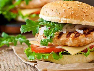Gelinim Mutfakta tavuk burger tarifi! Basit bir lezzet olan tavuk burgeri sizde evlerinizde kolayca yapabilirsiniz
