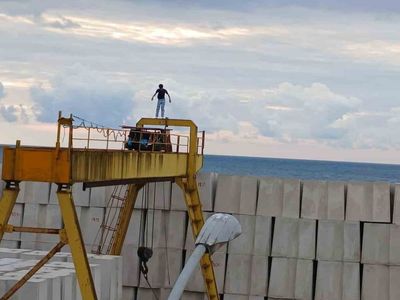 Gençlerin dev bloklar ve vincin üzerinde tehlikeli oyunu