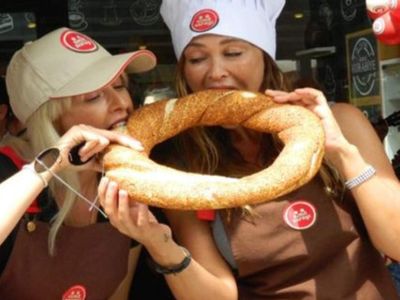 Gerekirse simit yiyin diyen Hülya Avşar'dan çok konuşulacak tatil yorumu: "Kendi kararlarını verip tatillerini yapacaklar"